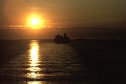 Sonnenaufgang mit Fhrschiff achtern