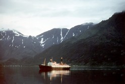 Øksfjord, MS Nordnorge um Mitternacht