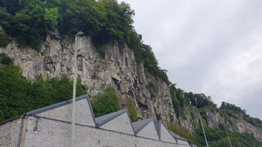 Felsen mit Industrieruine vor Namur