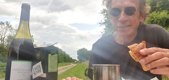 Paris 2025, Mittagessen am Kanal mit Rotwein