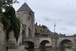 Moret-sur-Loing, Osttor der Stadt vom Ufer aus fotografiert