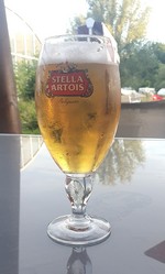 Wallonie 2026, K�hles Stella Artois am Camping von Guignicourt