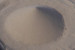 Sandkegel am Blick auf Bormes-les-Mimosas
