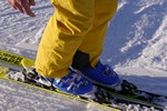 Ski und Schuhe, gelb und blau